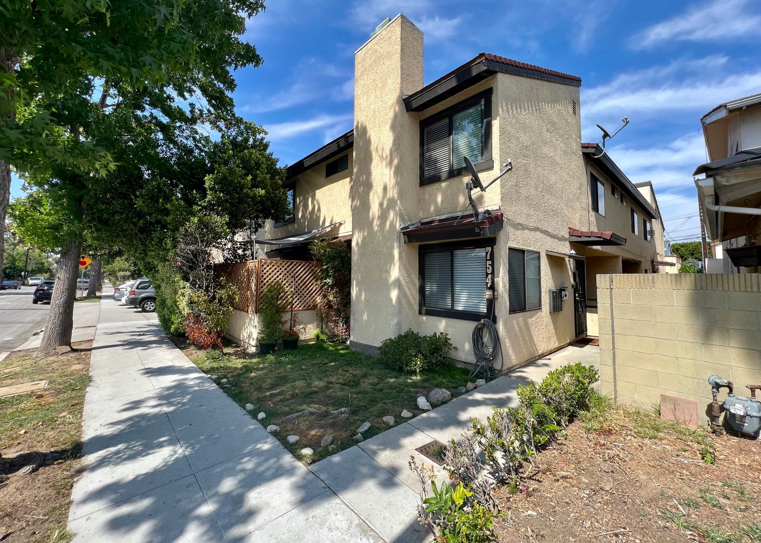 Long Beach Apartment: 754 Newport Ave