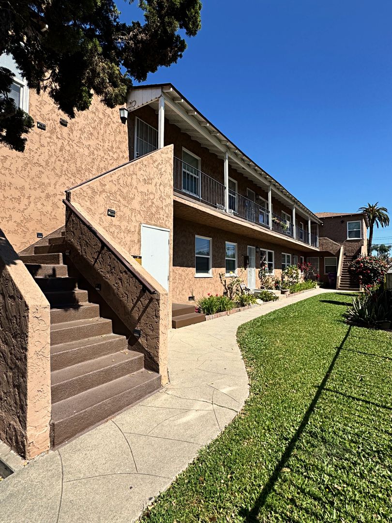 Long Beach Apartment: 2444 Pacific Ave