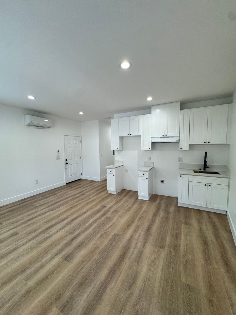 Long Beach Apartment: 5201 E Anaheim Rd.
