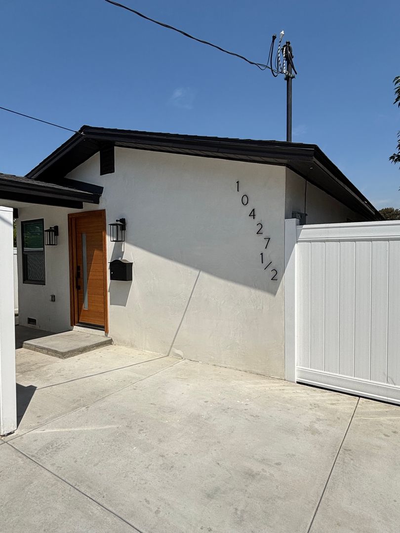 Bellflower Apartment: 10427 Beach St