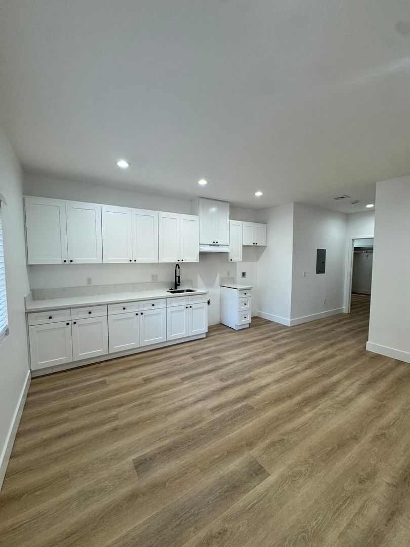 Long Beach Apartment: 5201 E Anaheim Rd.
