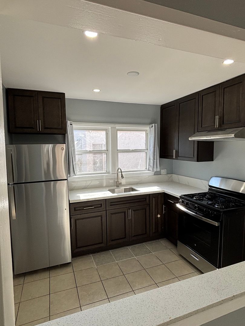 South Gate Apartment: 8933 Elizabeth Ave