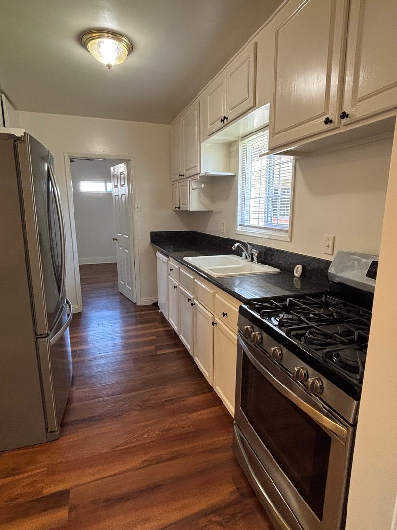 San Pedro House: 432 W 19th St