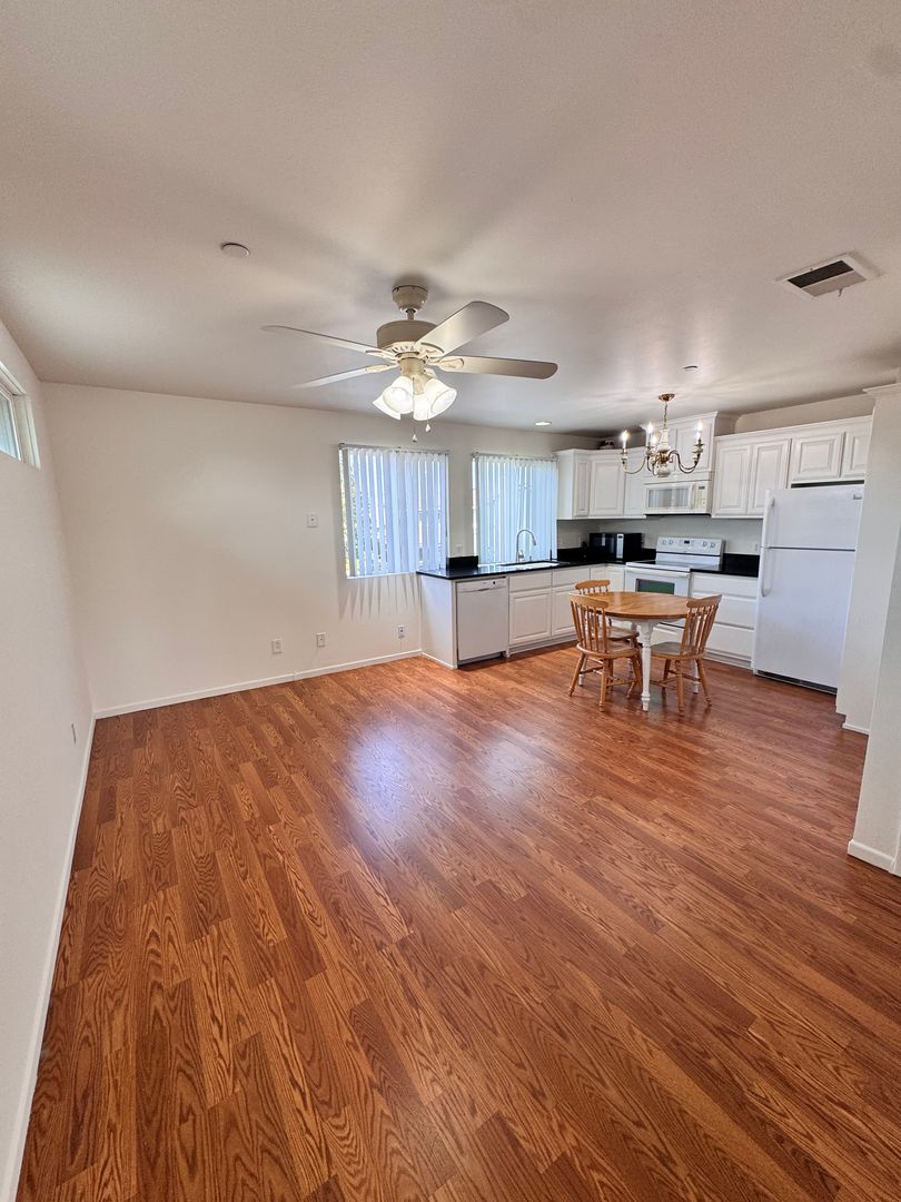 Long Beach House: 3190 Claremore