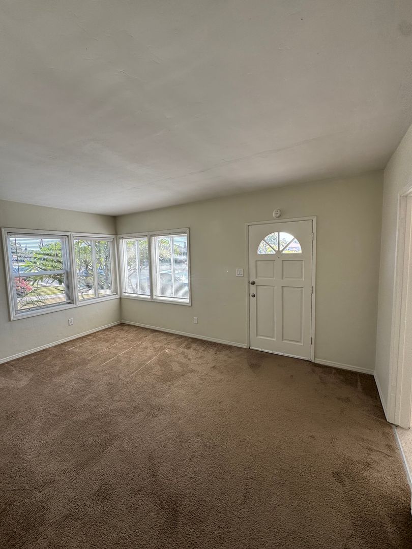Long Beach Apartment: 4542 N Lakewood Blvd.