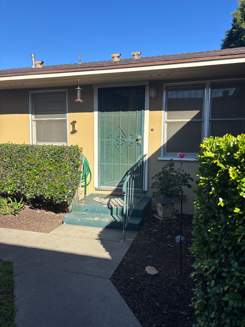 Long Beach Apartment: 915 Freeman Ave.