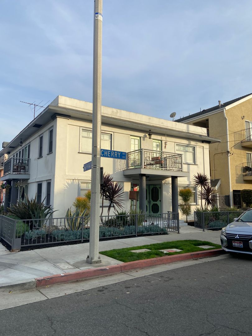 Long Beach Apartment: 320-326 Cherry Ave