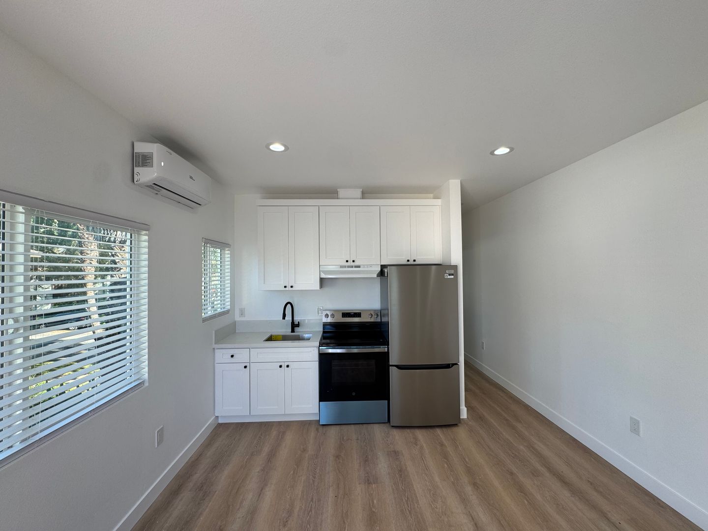Long Beach Apartment: 2264 San Anseline Ave