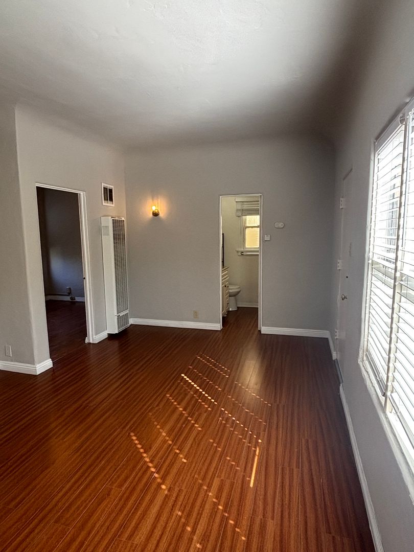 Long Beach Apartment: 31 Argonne