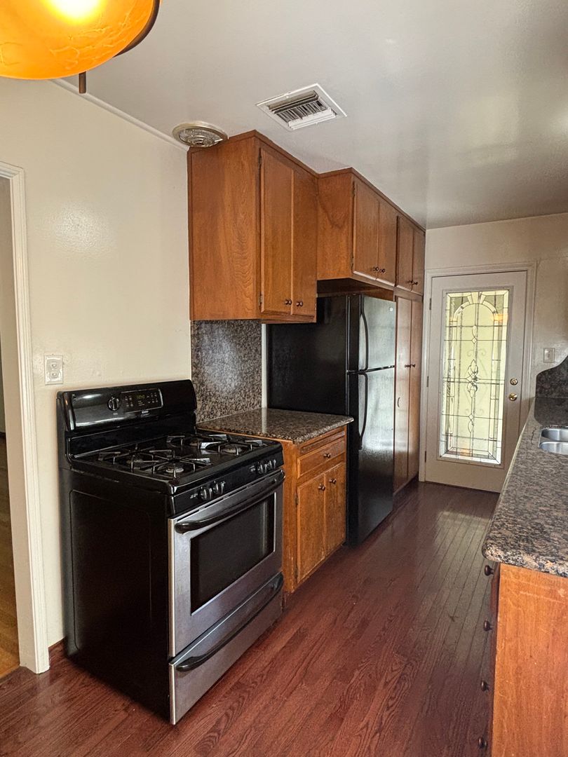 Long Beach Apartment: 5281 El Prado Ave.