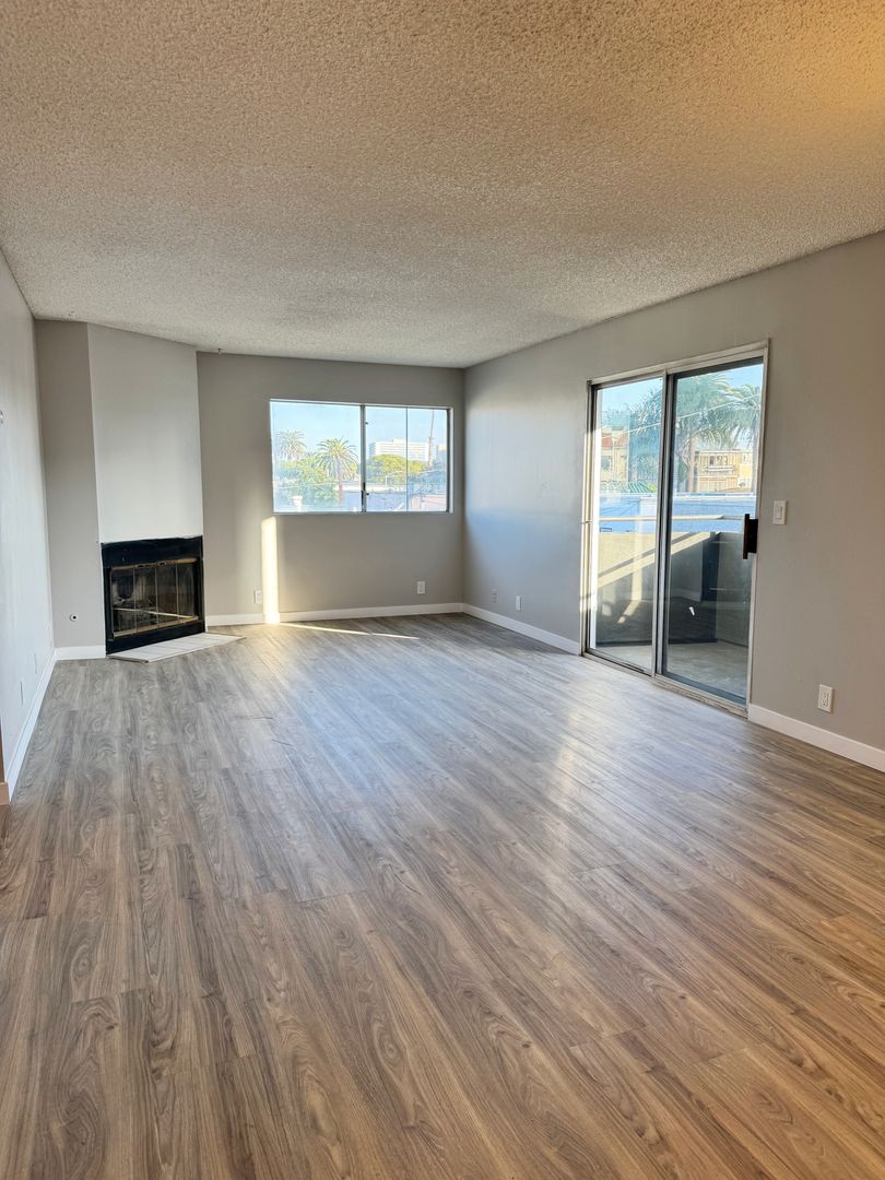 Long Beach Apartment: 1009 E 2nd Street