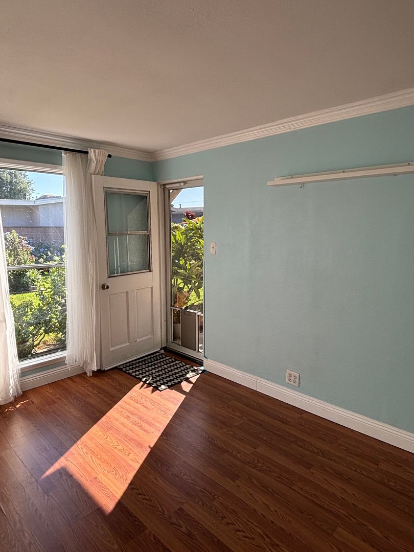 Long Beach Apartment: 2832 Charlemagne Ave.