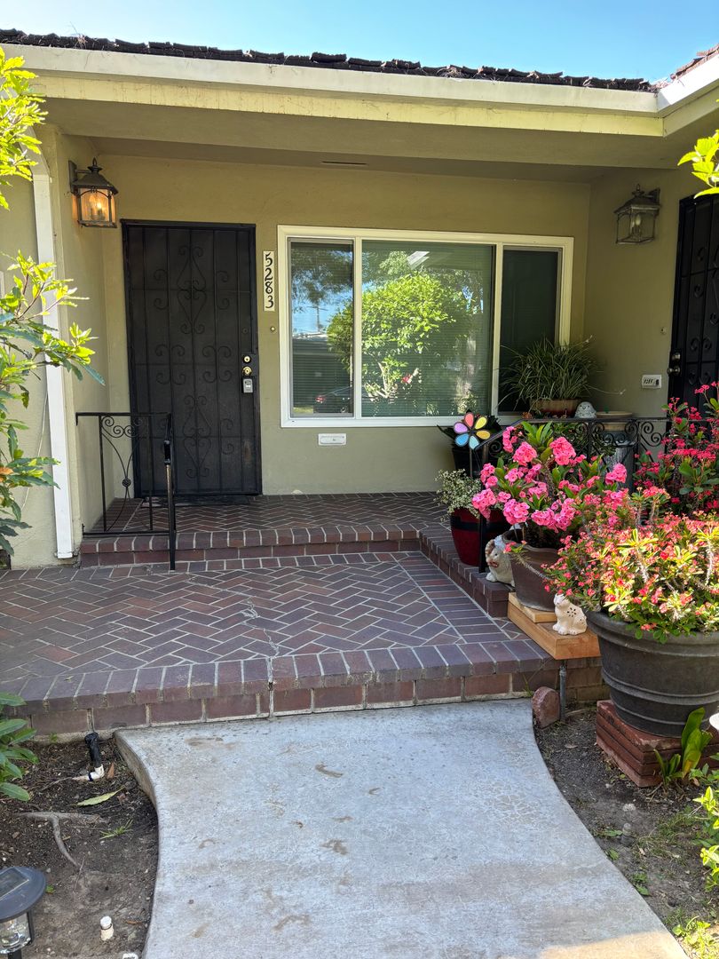 Long Beach Apartment: 5281 El Prado Ave.