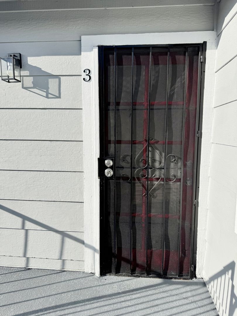 Long Beach Apartment: 1730 Obispo Avenue