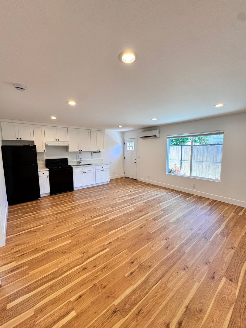 Los Alamitos Apartment: 3951 Howard Ave