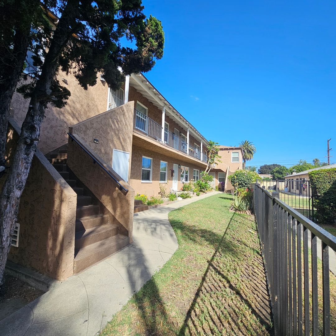 Long Beach Apartment: 2444 Pacific Ave