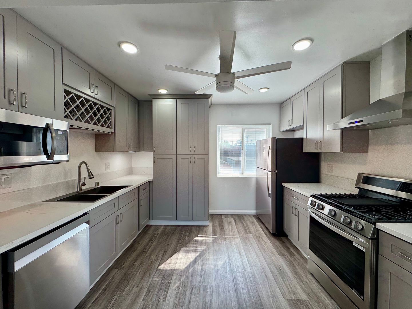 Long Beach Apartment: 1027 Roswell Ave