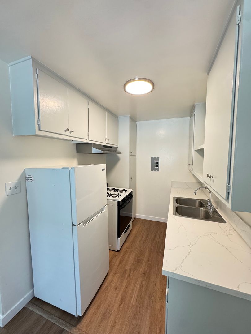 Long Beach Apartment: 2212 San Anseline Ave