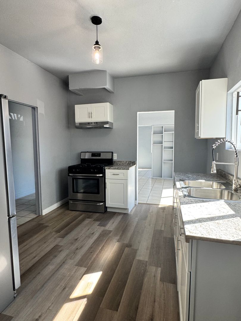 Los Angeles Apartment: 4151 Dorsey Street