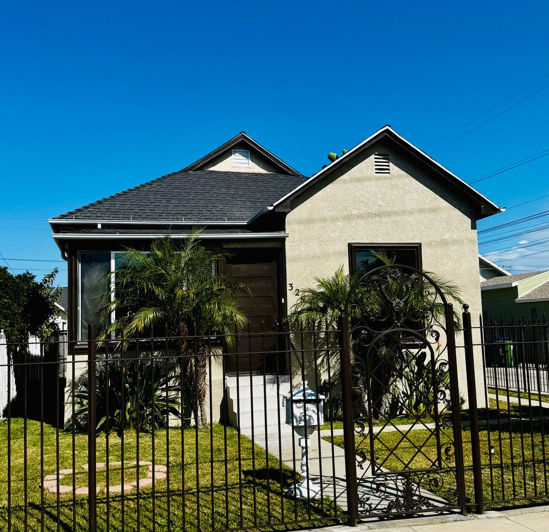 San Pedro House: 324 W Sepulveda St