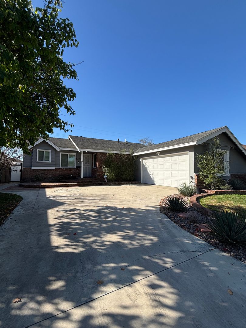 Lakewood House: 6220 Hungerford St