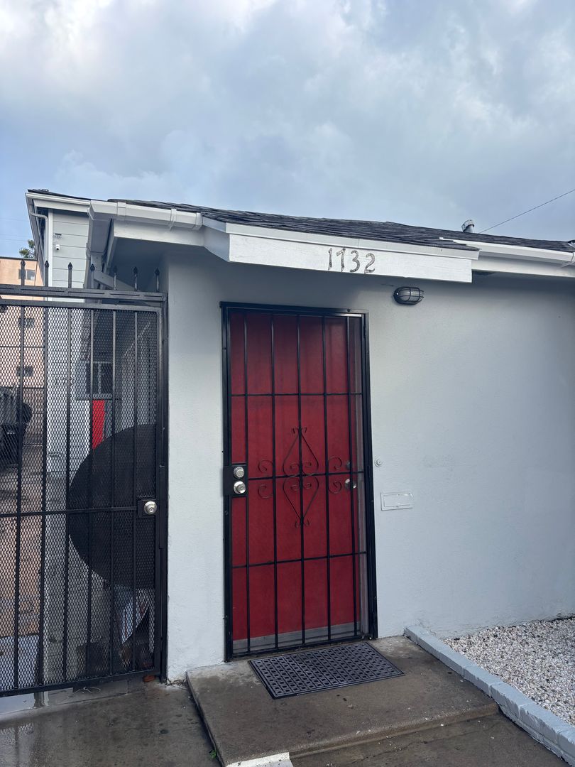 Long Beach Apartment: 1730 Obispo Avenue