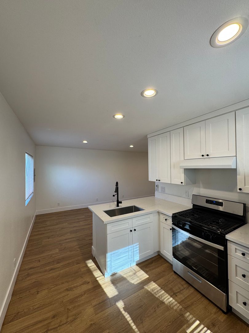 Long Beach Apartment: 4318 N. Lakewood Blvd