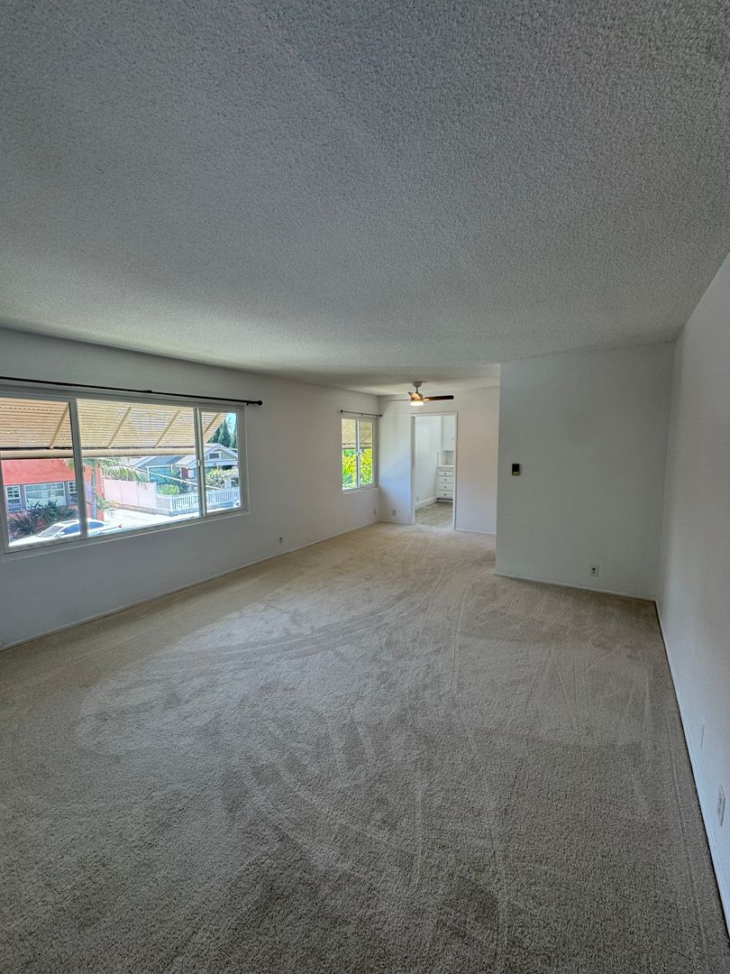 Long Beach House: 1905 E Florida St