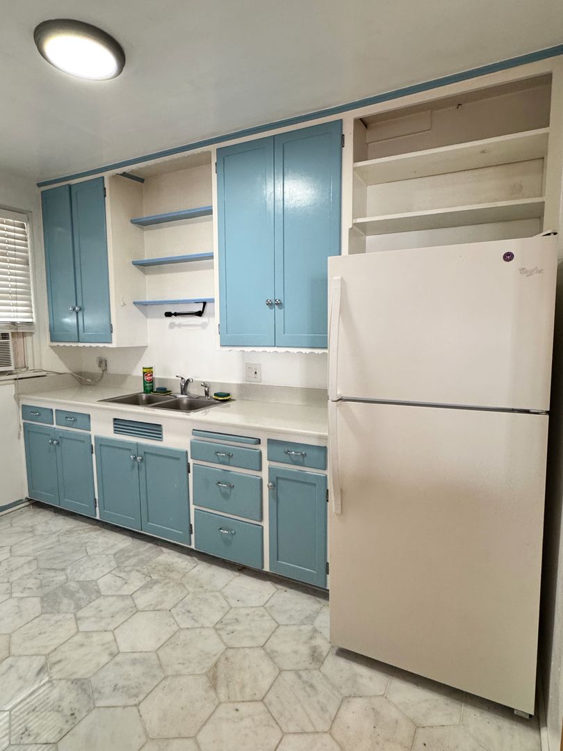 Long Beach Apartment: 2444 Pacific Ave