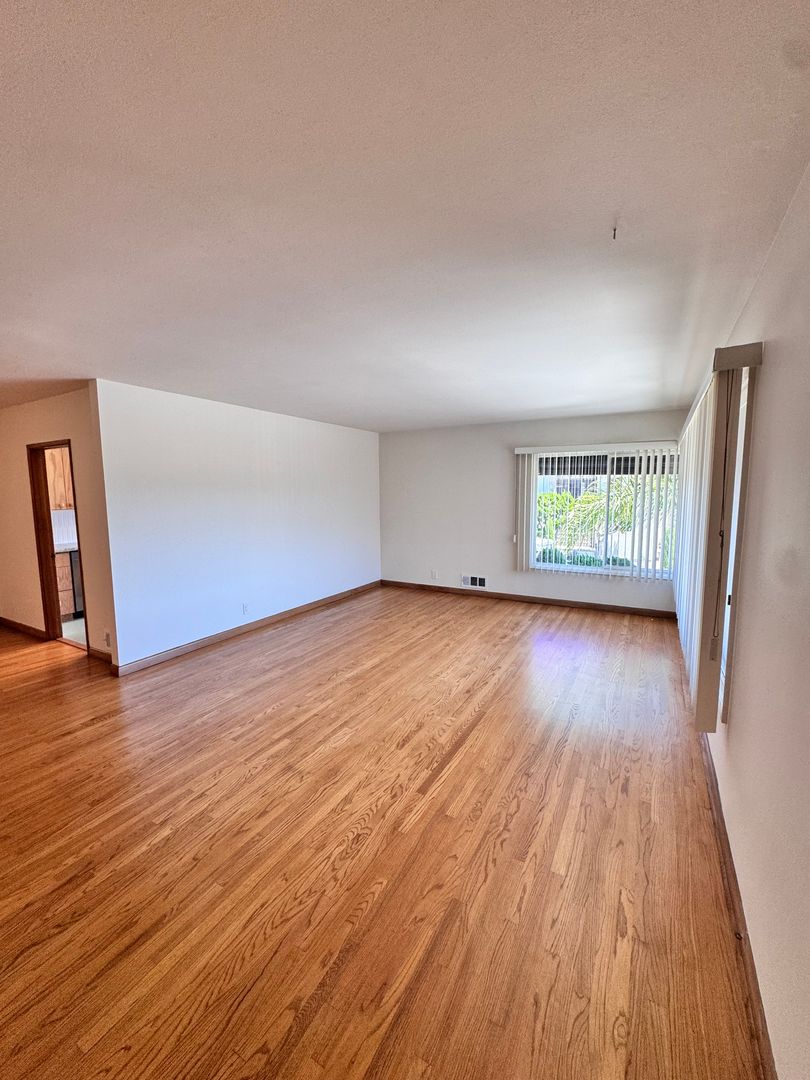 Long Beach House: 4531 E Shaw St