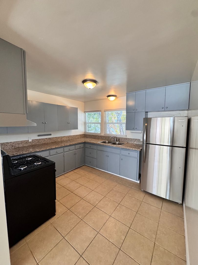 Long Beach Apartment: 5201 E Anaheim Rd.