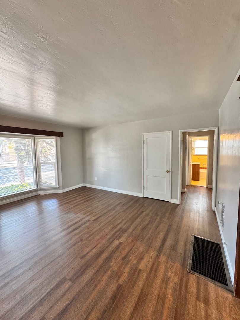 Long Beach Apartment: 2444 Pacific Ave