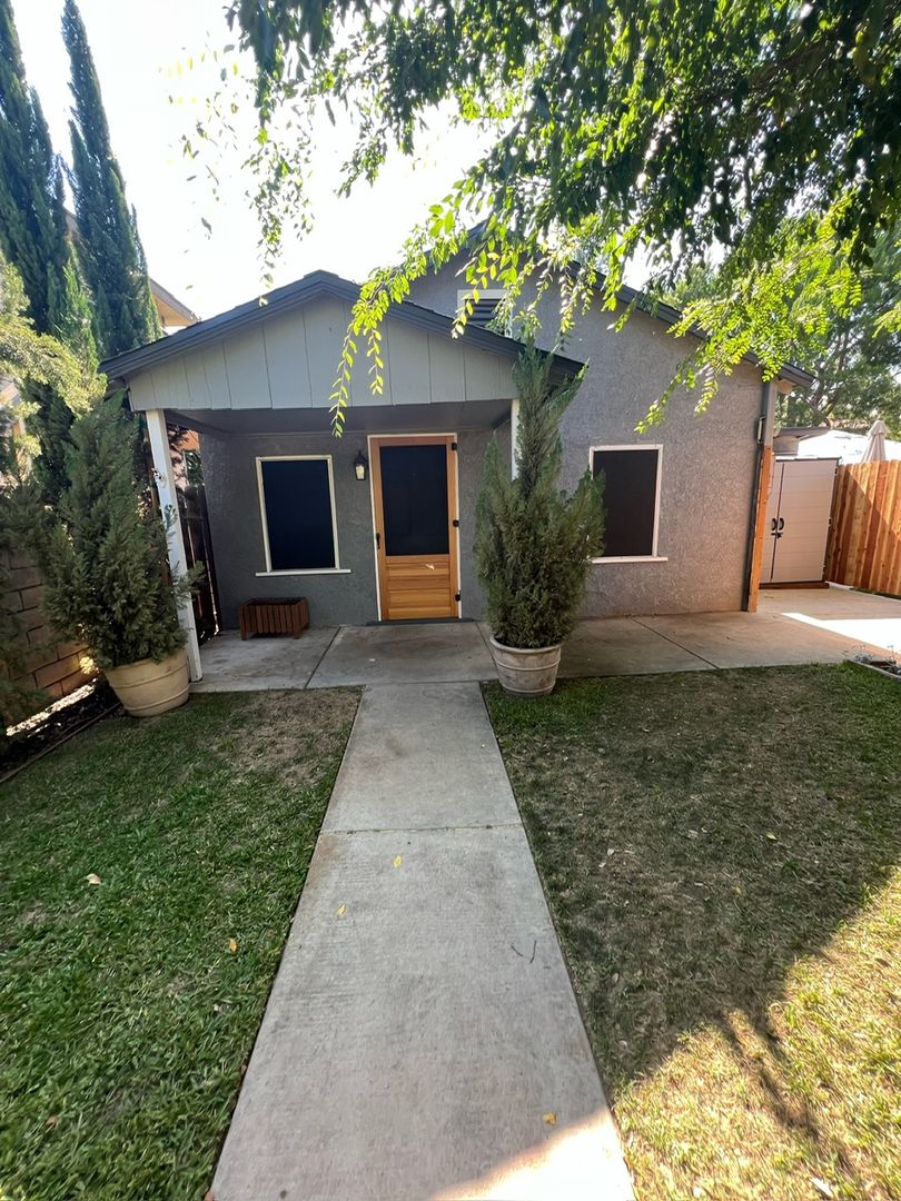 Orange House: 330 1/2 N Shaffer