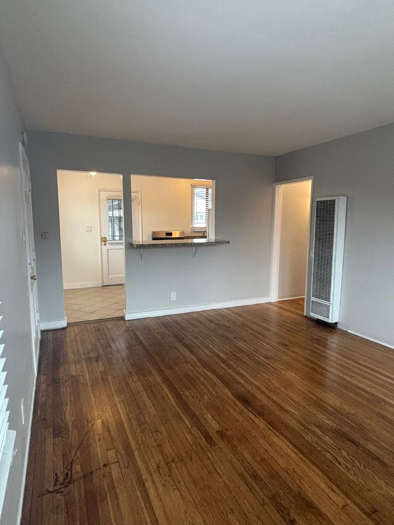 Long Beach Apartment: 4318 N. Lakewood Blvd