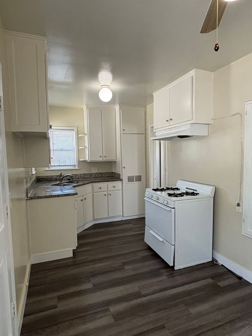 Long Beach Apartment: 4542 N Lakewood Blvd.