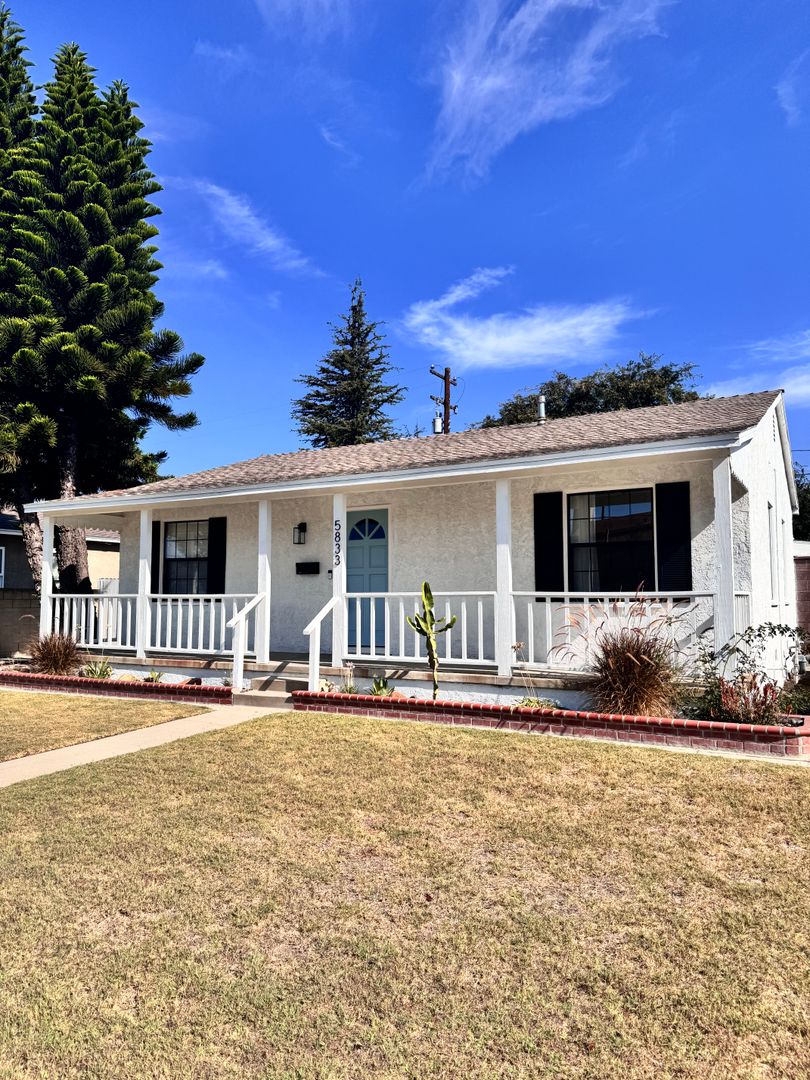 Long Beach House: 5833 E Parapet St