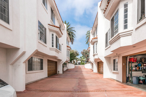 Large 3bd/3ba 2300 sqft home with nice view – photo 1