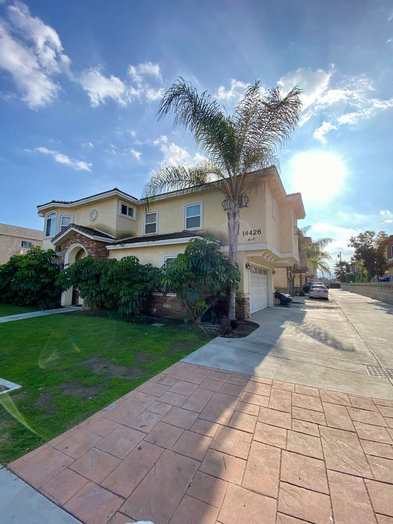 La Puente Apartment: 14426 Beckner St