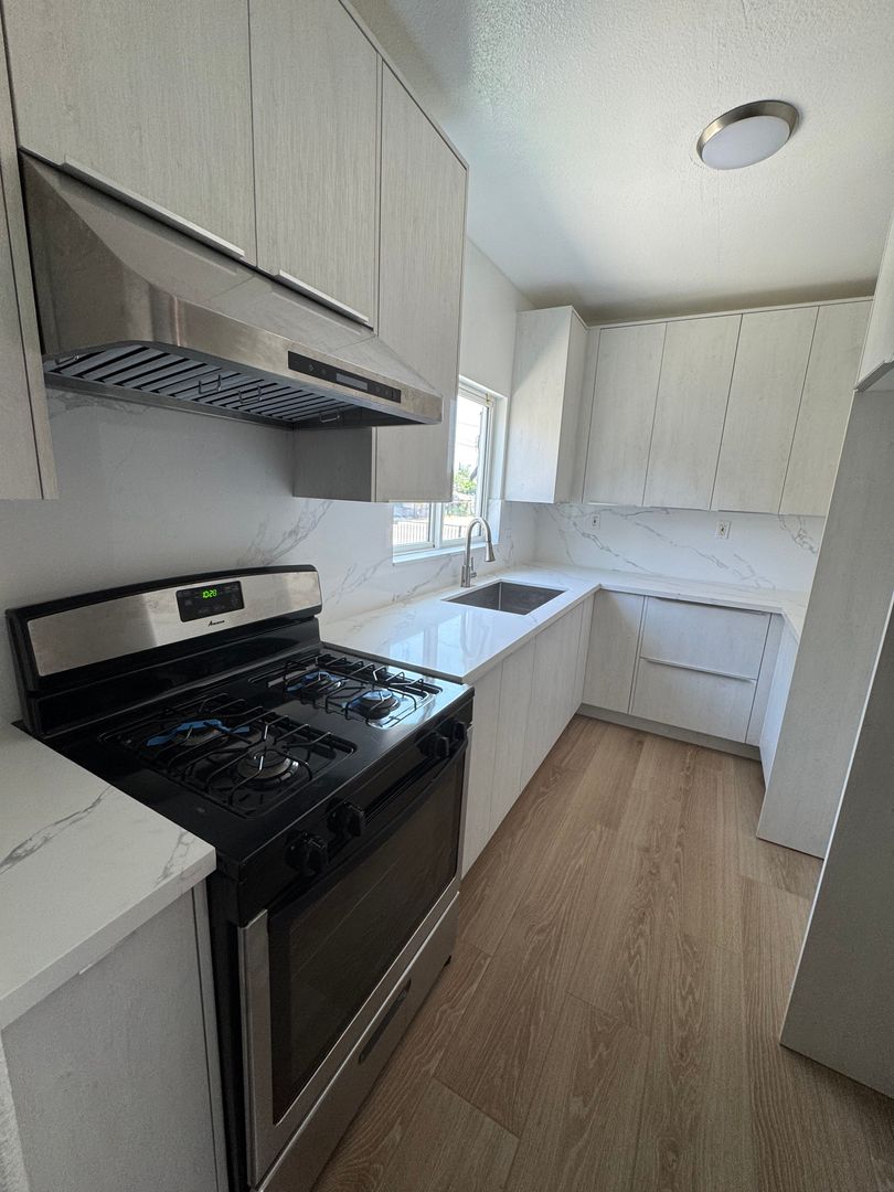 Pomona House: 988 S. Garey Ave