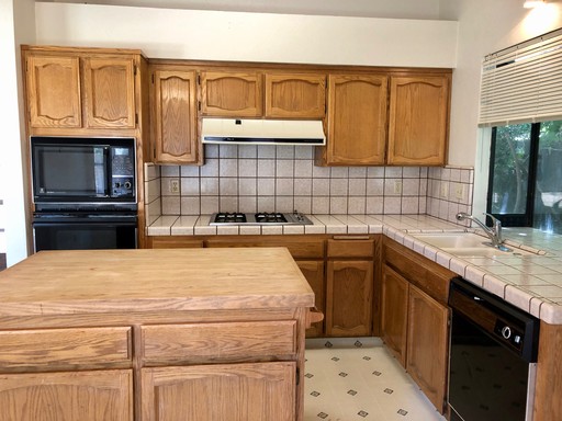 $2,295 Fruit & Sierra 3 Bedroom home - N. Arthur Ave. Fresno – photo 1