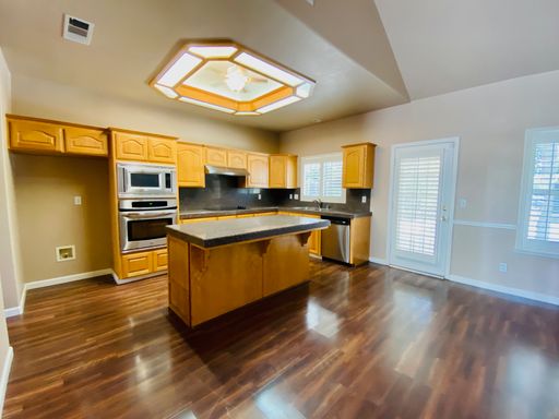 $2,650 Milburn & Herndon, 4 Bedroom Home - N. Cecelia Ave, Fresno / Solar! – photo 1