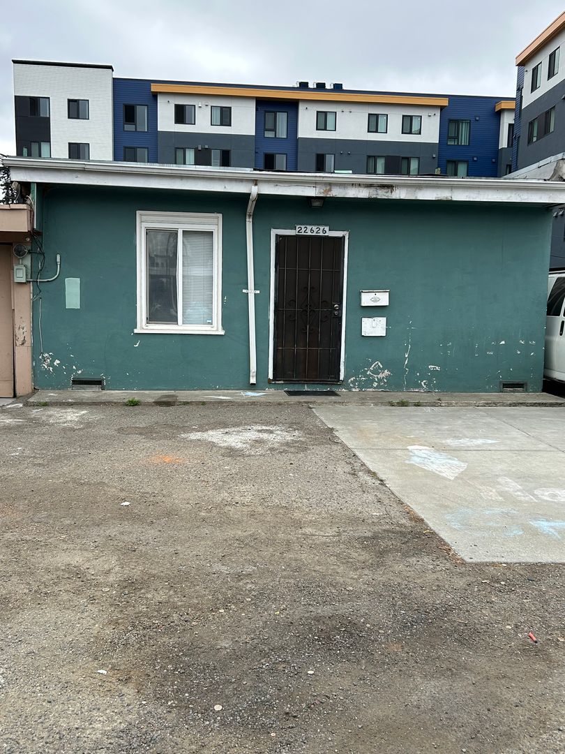 Hayward House: 22626 2nd St