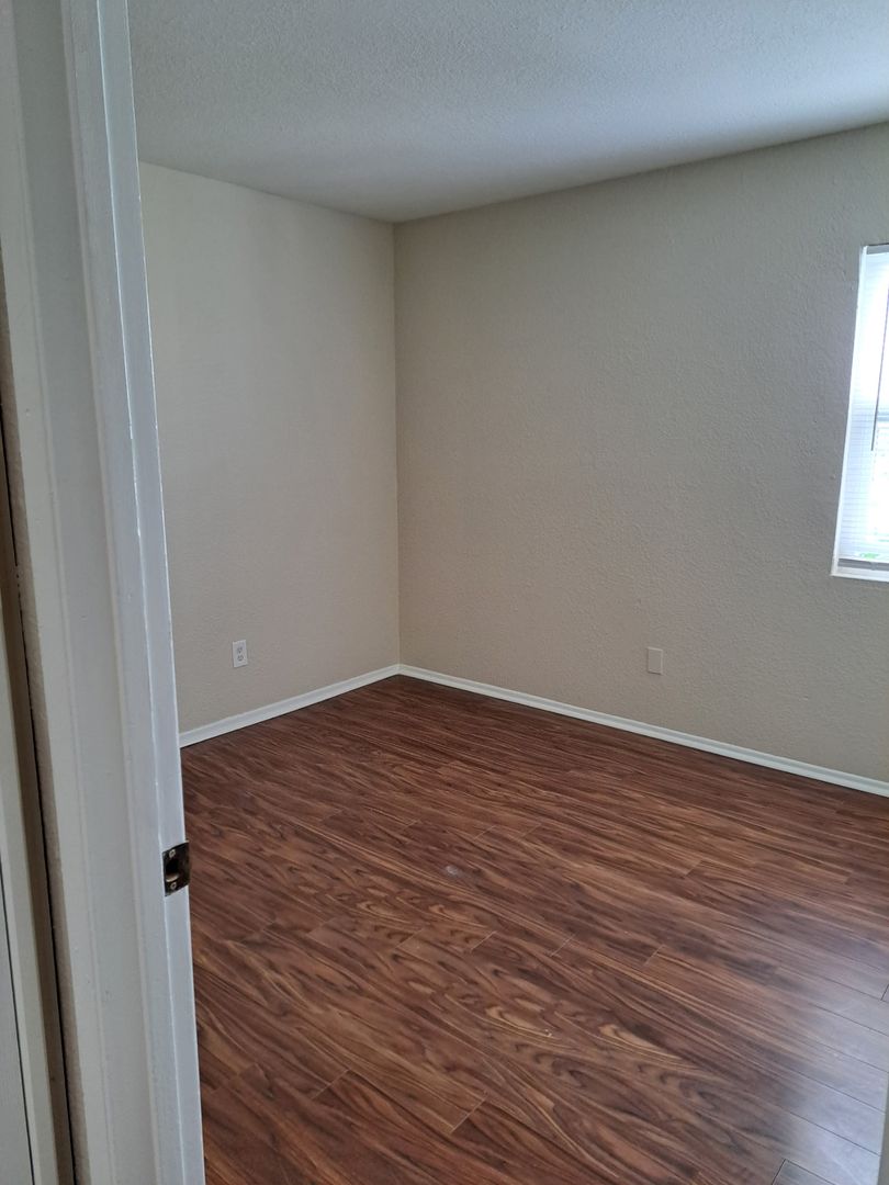 Los Angeles Apartment: 1835 Carmona Ave