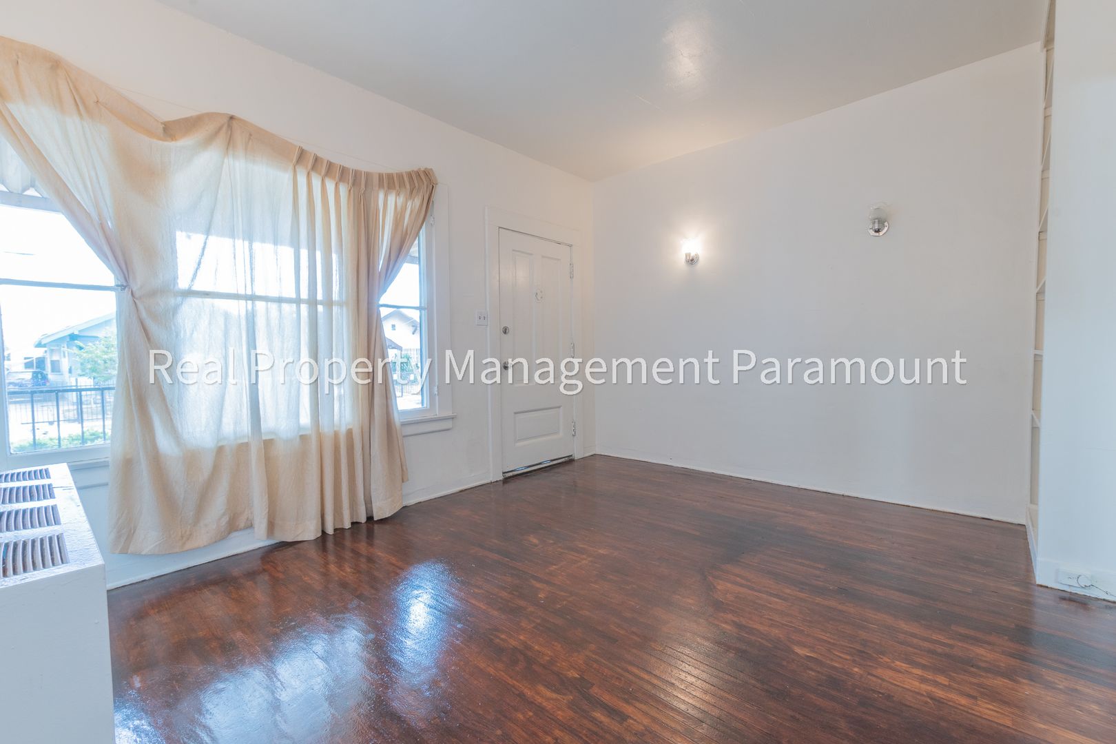 Los Angeles Apartment: 333 W 57th St