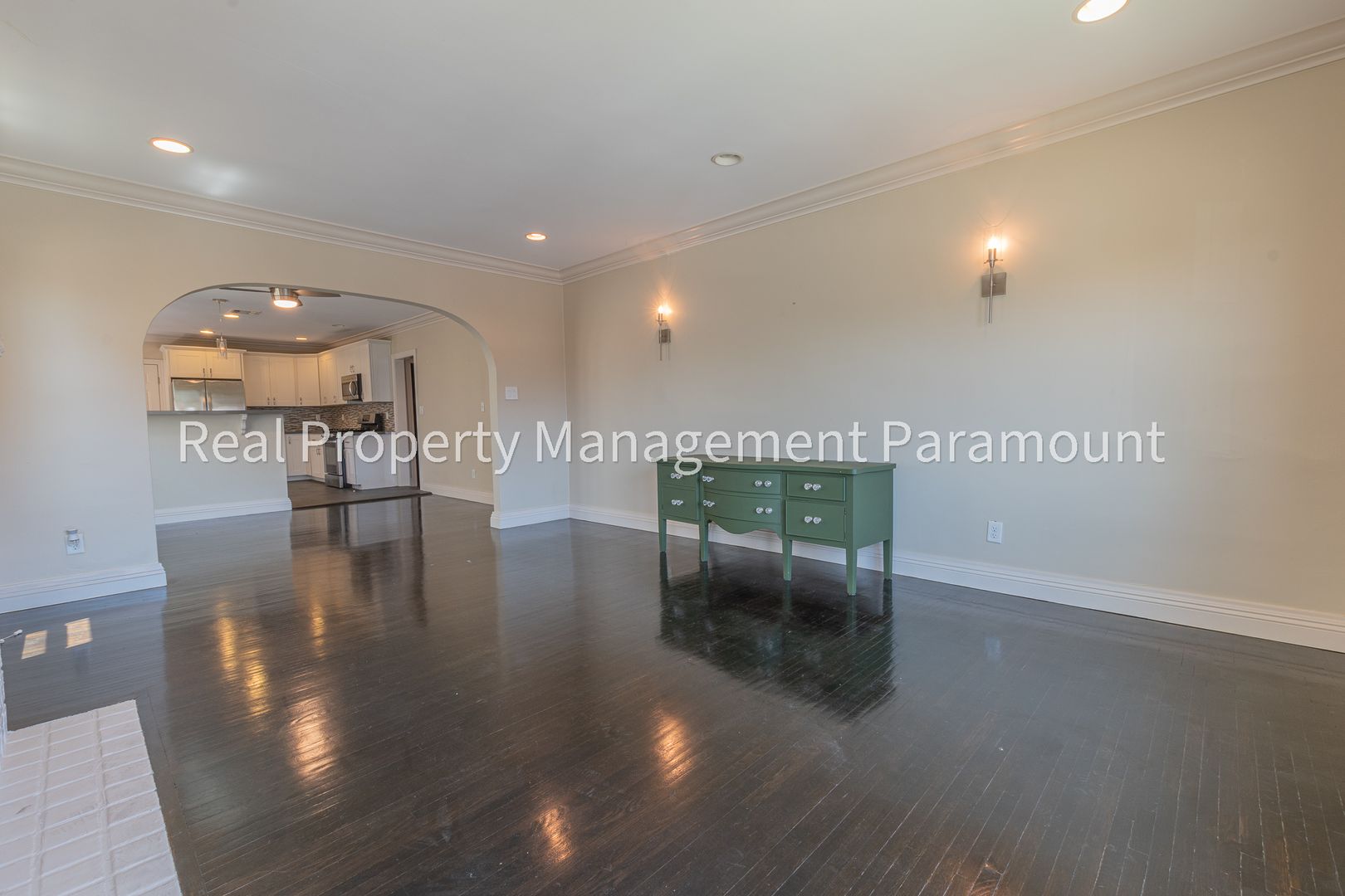 Los Angeles Apartment: 1925 South Harcourt Avenue,