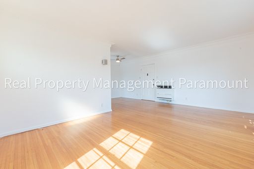 Beautiful 2 Bed 1 Bath for rent with PARKING! – photo 1