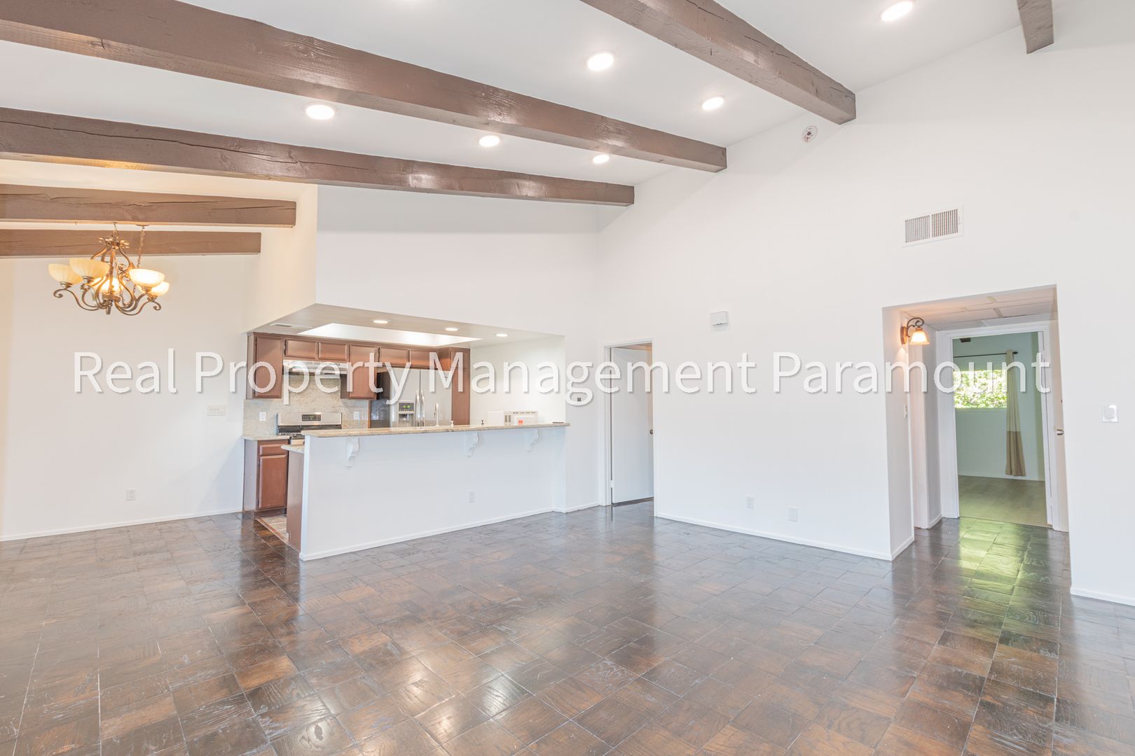 Los Angeles House: 2700 Cahuenga Blvd E