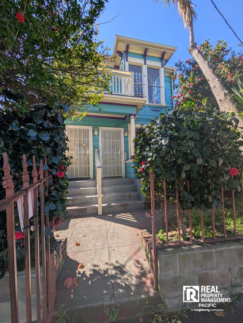 Oakland House: 673 33rd Street