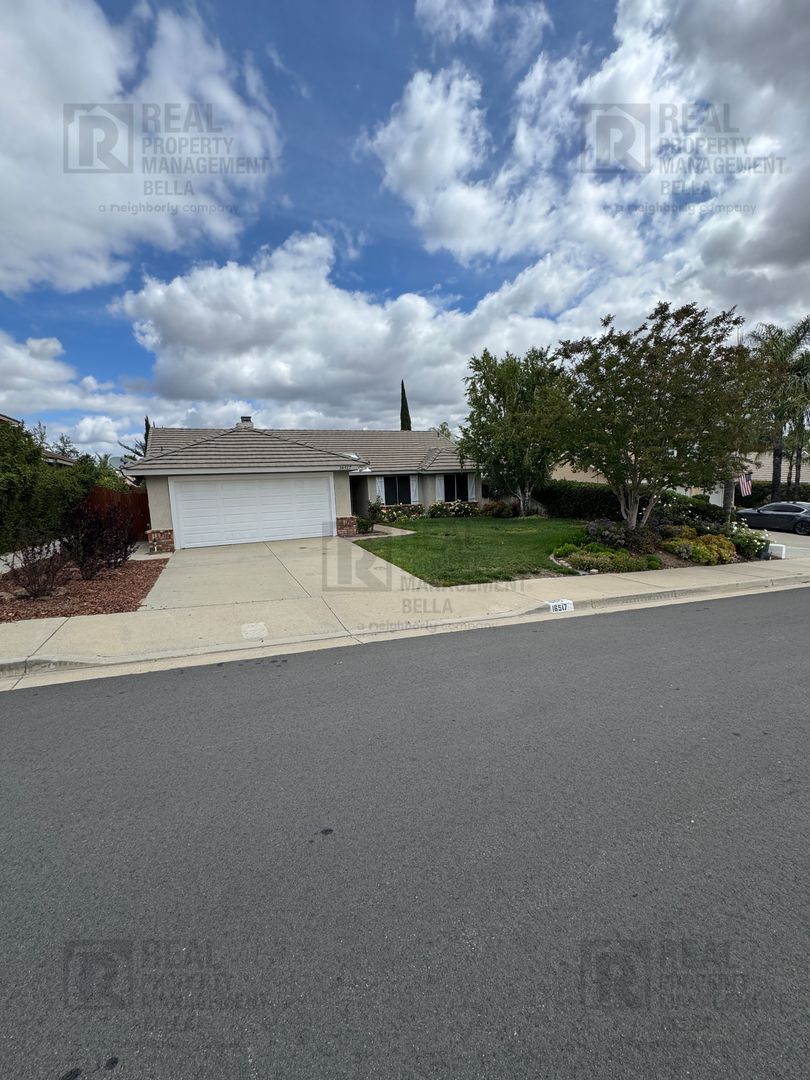 Lake Elsinore House: 16517 Mountain St,