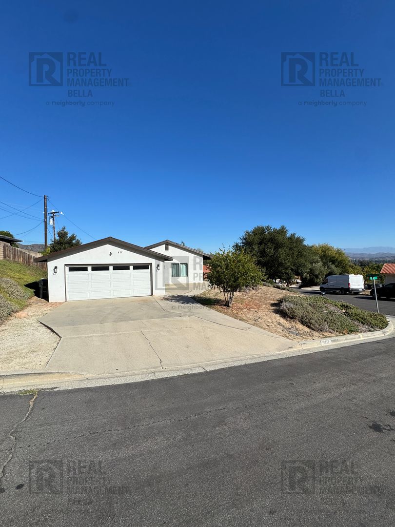 Lake Elsinore House: 15159 Darnell Dr